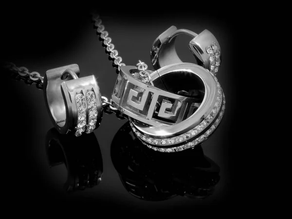 Набор ювелирных изделий - Ожерелье и серьги - Нержавеющая сталь и цирконы — стоковое фото