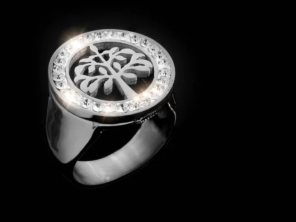 Γυναικείο δαχτυλίδι χάλυβα - σύμβολο δέντρο της ζωής — Φωτογραφία Αρχείου