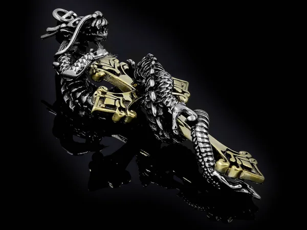 Хрест кулон з дракона - китайський Дракон - з нержавіючої сталі — стокове фото