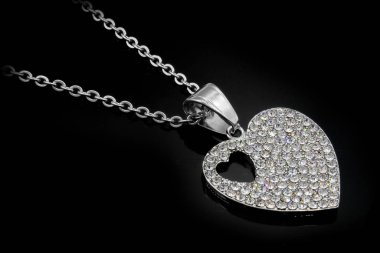 Kadınlar için mücevher kolye. Kalp kolyesi. Paslanmaz çelik.