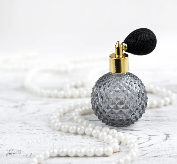 Sticlă de parfum vintage cu accesorii — Fotografie, imagine de stoc