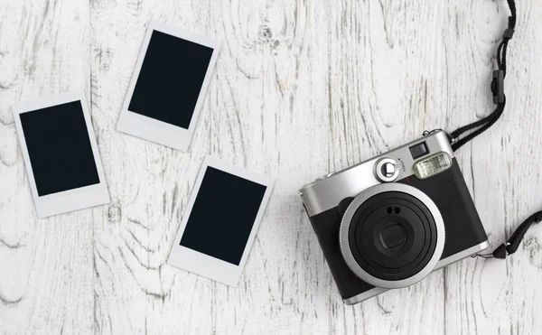 Retro camera en lege oud papier instant foto — Stockfoto