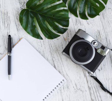 Defter, pan, yaprakları, retro kamera Üstten Görünüm