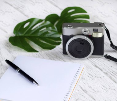 Vintage anlık fotoğraf makinesi ile boş defter