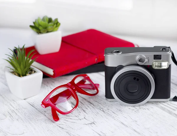 Câmera instantânea vintage com cadernos e óculos — Fotografia de Stock