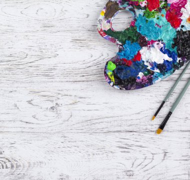 Boya ve fırçalı sanat paleti 