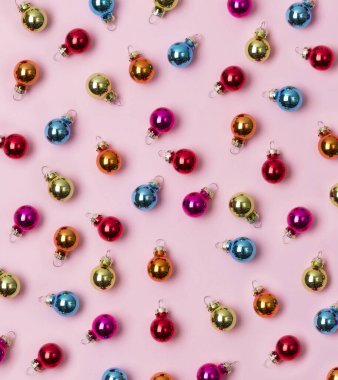 Yeni yıl noel manzarası dairesi kopyalarla renklendirilebilir.