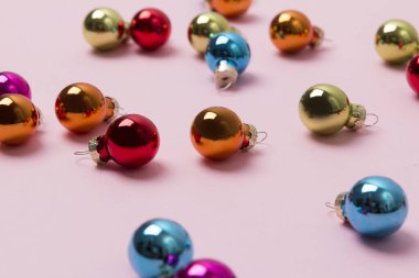 Yeni yıl noel manzarası dairesi kopyalarla renklendirilebilir.