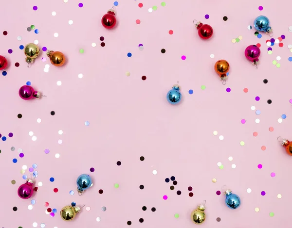 Año Nuevo Navidad vista superior plano poner colorido bauble y confett — Foto de Stock