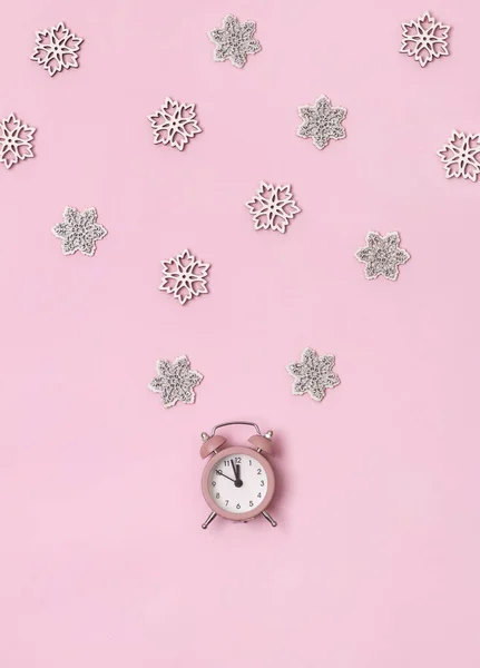 Año Nuevo Navidad vista superior plana laico reloj despertador rosa con nieve — Foto de Stock