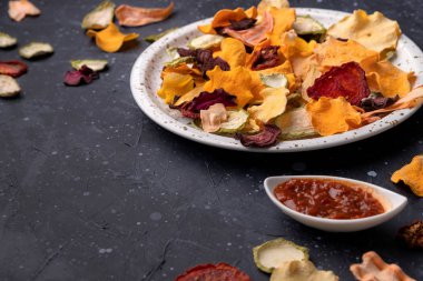 Kurutulmuş fırında kabak, pancar, kabak, kabak, domates, havuç cipsi ile çıtır çıtır organik sebze cipsi.