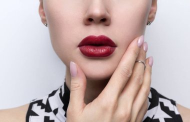 Güzel kadınları yakın, dolgun dudakları kırmızı rujla dolgun.