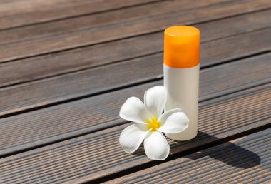 Güneş kremi ve yüzme havuzu yakınında tropik çiçek.