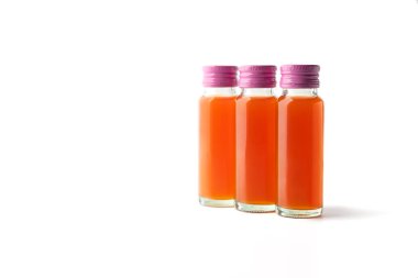 Beyaz arka planda izole edilmiş cam şişelerde kolajen içecekler