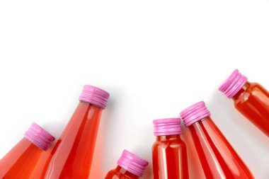 Beyaz arka planda izole edilmiş cam şişelerde kolajen içecekler