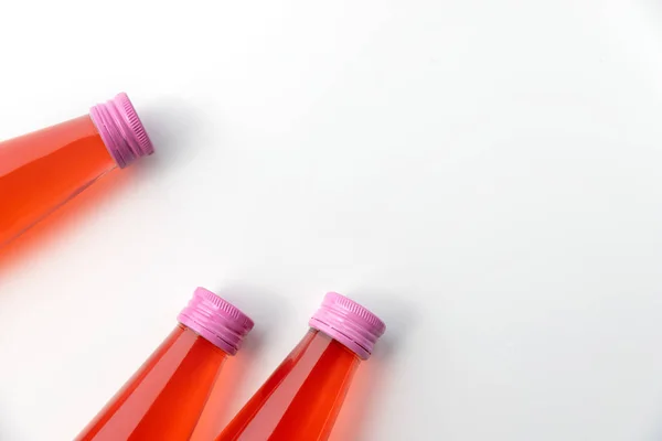 Bebidas de colagénio em frascos de vidro isolados sobre fundo branco — Fotografia de Stock