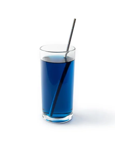 Bebida de ervilha de borboleta azul gelada. Coquetel tradicional tailandês saudável em vidro . — Fotografia de Stock
