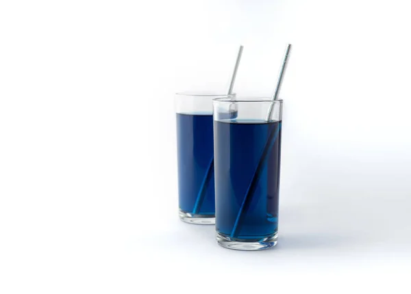 Iced blue butterfly pea drinks. Healthy thai traditional cocktails in glasses — Stock Photo, Image