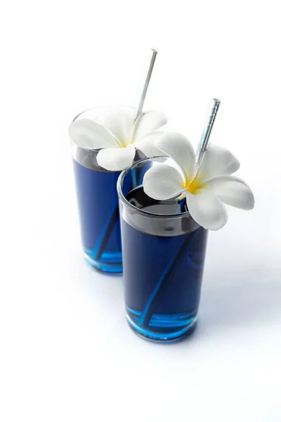 Παγωμένη μπλε πεταλούδα μπιζέλι πίνει τροπικά λουλούδια διακόσμηση. Υγιή thai παραδοσιακά κοκτέιλ σε ποτήρια — Φωτογραφία Αρχείου