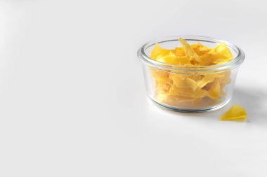 Kağıt arkaplanda kopyalama alanı olan organik meyve cipsi