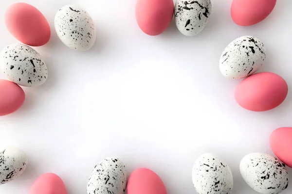 Flat lay vista superior de ovos com desenhos mínimos sobre fundo branco — Fotografia de Stock