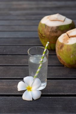 Tahtayla süslenmiş camlı tropik hindistan cevizi suyu.