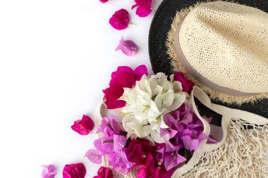 Beyaz arka planda şapkası olan pembe çiçekler. Düz yatış, üst görünüm