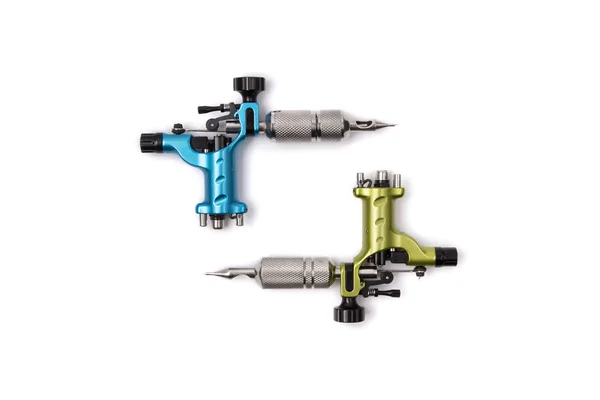 Beyaz arkaplanda mavi ve yeşil dövme makineleri