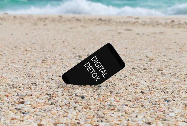 Спартофон Текстовым Цифровым Детоксикатором Написанным Экране Помещенным Песок Пляжа Концепция — стоковое фото