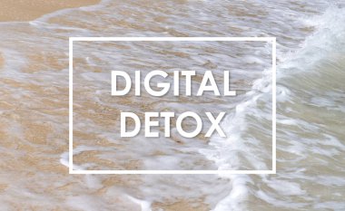 Deniz dalgaları arkaplanlı kumdaki dijital detoks metni. Sosyal medya aracı detoks internet bağımlılığı kavramı