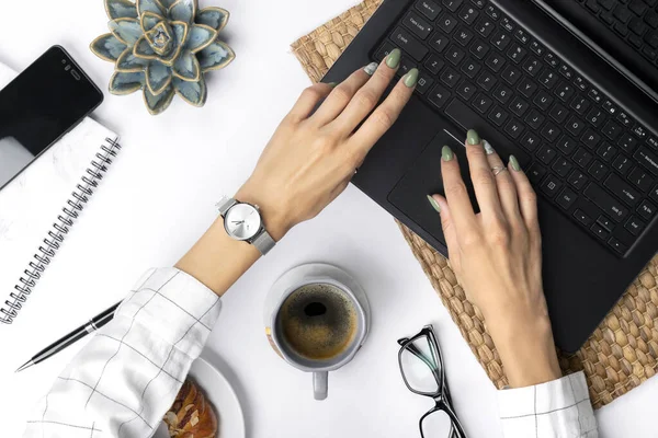 Las manos de las mujeres con verde primavera verano manicura escribiendo en el ordenador portátil —  Fotos de Stock