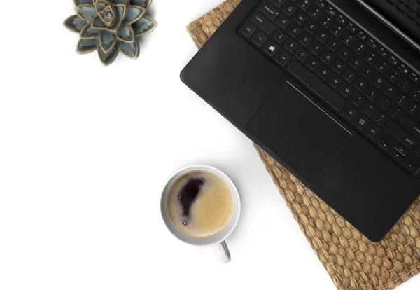 Laptop i filiżanka kawy na białym stole leżał widok z góry — Zdjęcie stockowe