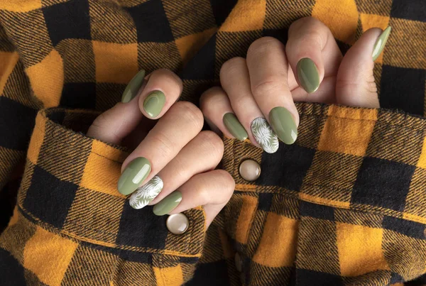 Belles mains de femmes avec conception d'ongles floraux printemps été — Photo