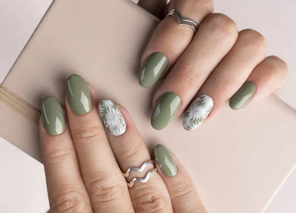 Belas mãos de mulheres com design de unhas florais de verão de primavera — Fotografia de Stock