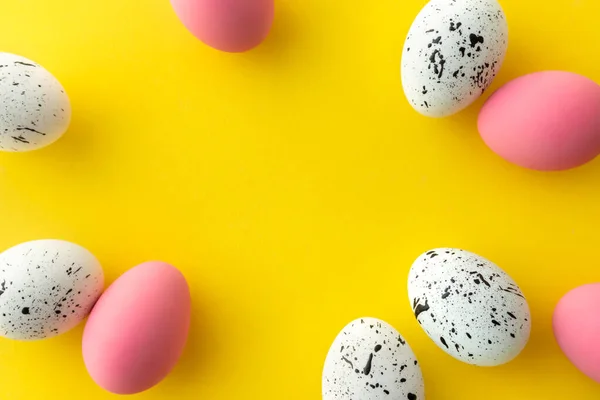 Vista Superior Plana Huevos Blancos Rosados Con Diseños Mínimos Sobre — Foto de Stock