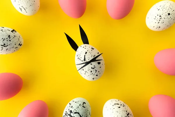 Composição Páscoa Com Ovos Coloridos Ovo Com Orelhas Coelho Rosto — Fotografia de Stock