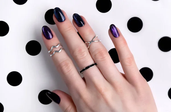 Όμορφα Περιποιημένα Γυναικεία Χέρια Σκούρο Glitter Polish Σχέδιο Στα Νύχια — Φωτογραφία Αρχείου
