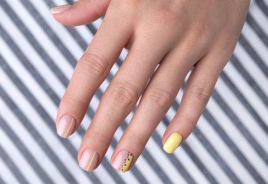 Bahar aylarında tırnak tasarımlı bir kadın eli. Moda modası geçmiş kadın manikürü. Güzellik salonu şablonu