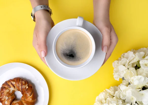 Manicura Manos Las Mujeres Sosteniendo Taza Café Sobre Fondo Amarillo — Foto de Stock