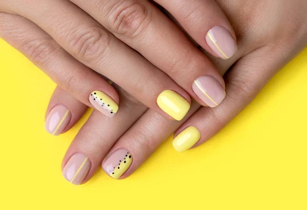 Mani Donna Con Disegno Chiodo Primavera Estate Manicure Femminile Alla — Foto Stock