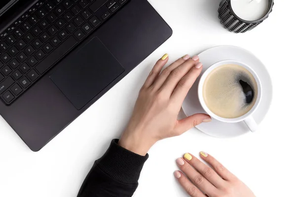 Manikerad Kvinnas Händer Håller Kopp Kaffe Arbetsplats Platt Låg Ovanifrån — Stockfoto