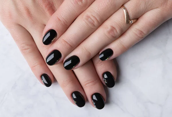 Schöne Frauenhand Mit Eleganter Maniküre Auf Marmorhintergrund Minimal Schwarzes Nageldesign — Stockfoto