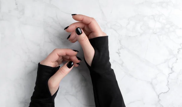 Piękna Ręka Kobiet Eleganckim Manicure Marmurowym Tle Minimalna Konstrukcja Czarnego — Zdjęcie stockowe