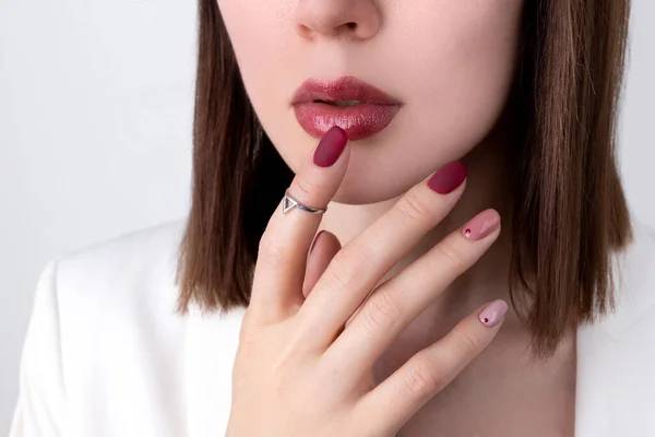 Hermosa Mujer Con Una Manicura Rosa Estilo Minimalista Con Joyas — Foto de Stock