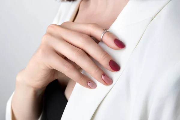 Hermosa Mano Mujer Con Una Manicura Rosa Estilo Minimalista Verano —  Fotos de Stock