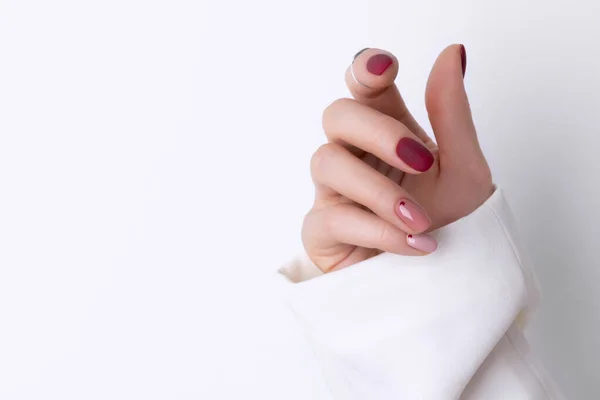 Bella Mano Delle Donne Con Una Manicure Rosa Stile Minimale — Foto Stock
