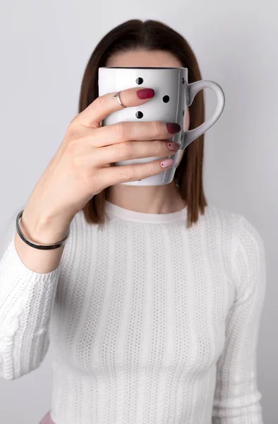 Mujer Con Manicura Rosa Estilo Minimalista Sosteniendo Una Taza Café — Foto de Stock