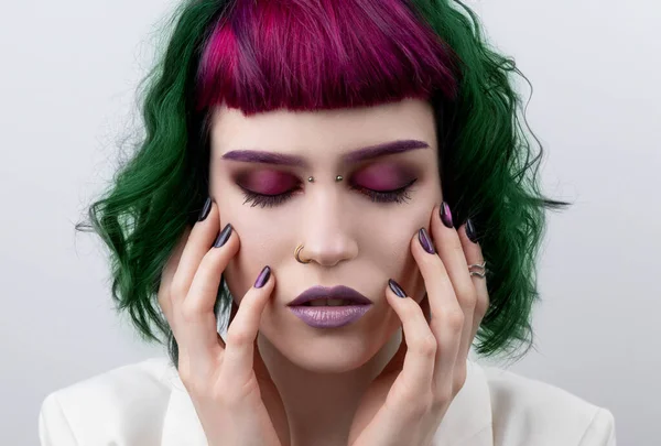Hermosa Mujer Con Pelo Color Verde Púrpura Profesional Ojos Brillantes — Foto de Stock