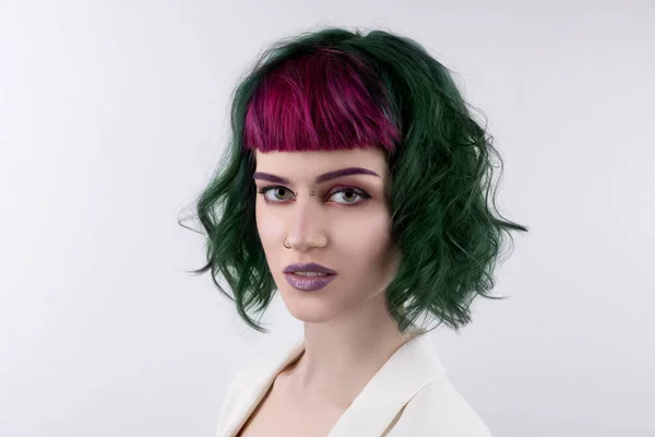 Hermosa Mujer Con Pelo Color Verde Púrpura Profesional Ojos Brillantes — Foto de Stock