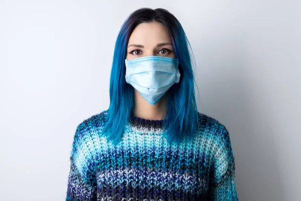 Giovane Donna Adulta Con Capelli Blu Indossare Maschera Protettiva Pandemia — Foto Stock